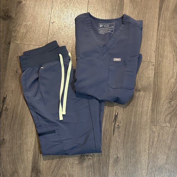 FIGS Women’s Zamora Jogger Pants- XS petite and Catarina One Pocket top in XXS - Picture 1 of 3